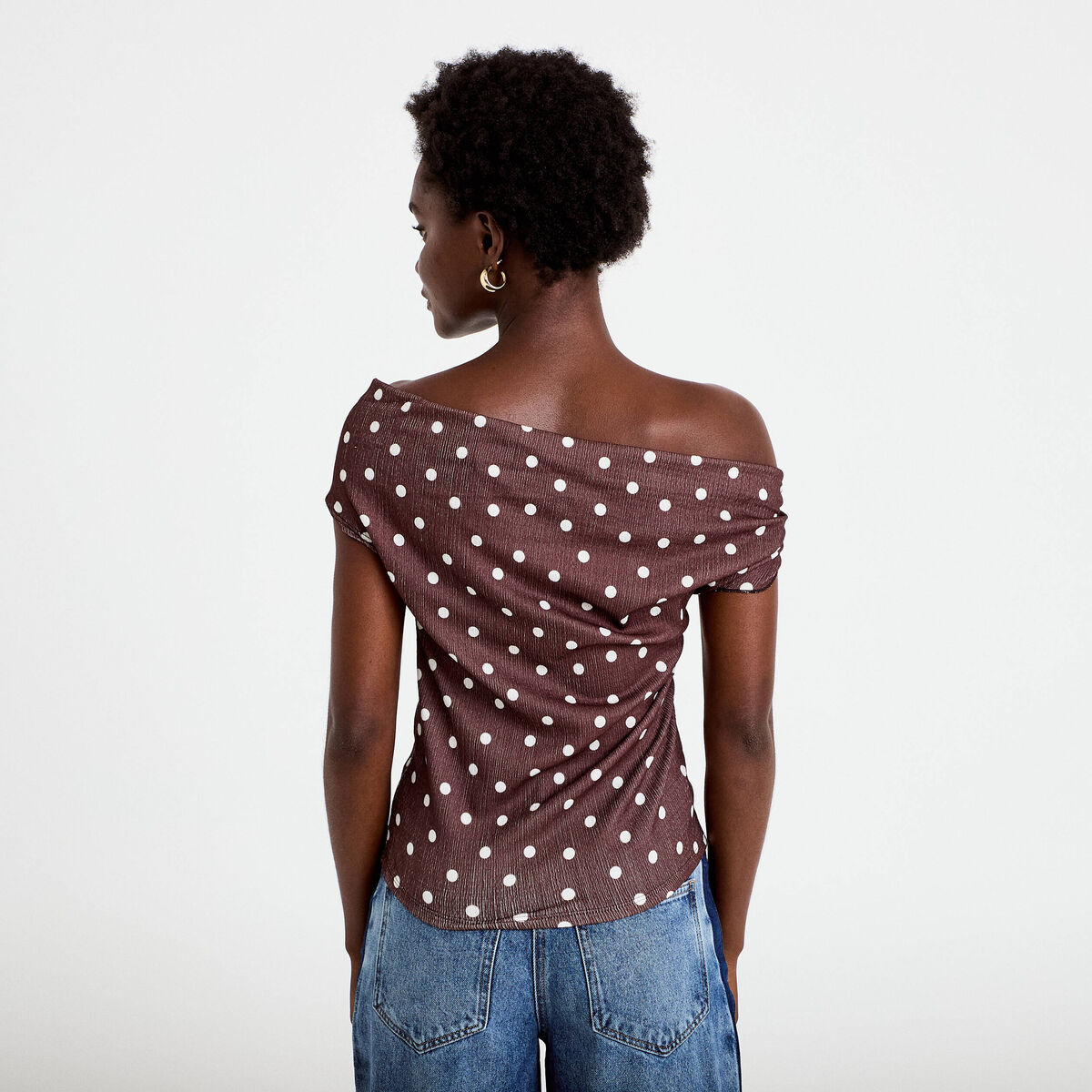 Top pliss&eacute; col bardot sans manches marron femme
