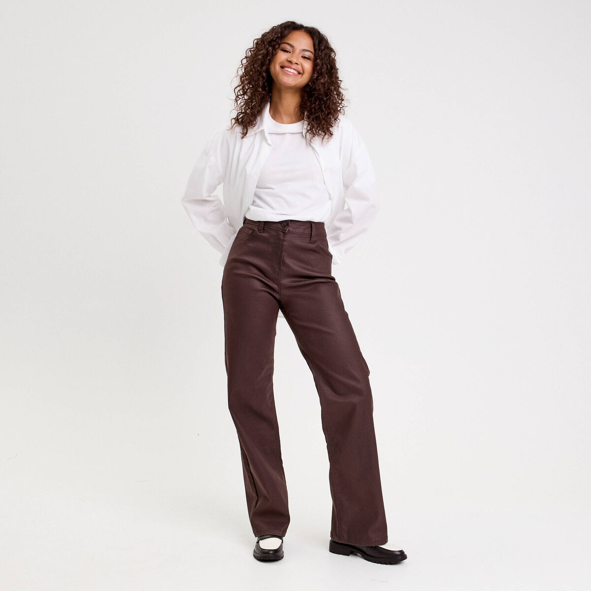 Pantalon droit enduit marron fonc&eacute; femme