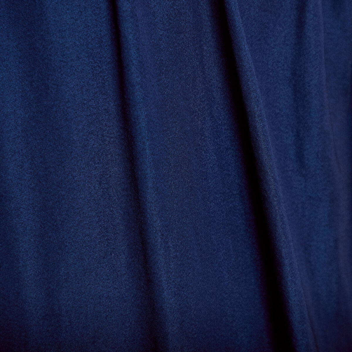 Robe longue &eacute;vas&eacute;e col v satin&eacute;e bleu marine femme
