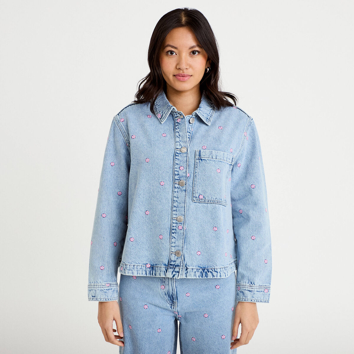 Surchemise denim broderies fleurs bleu fonc&eacute; femme