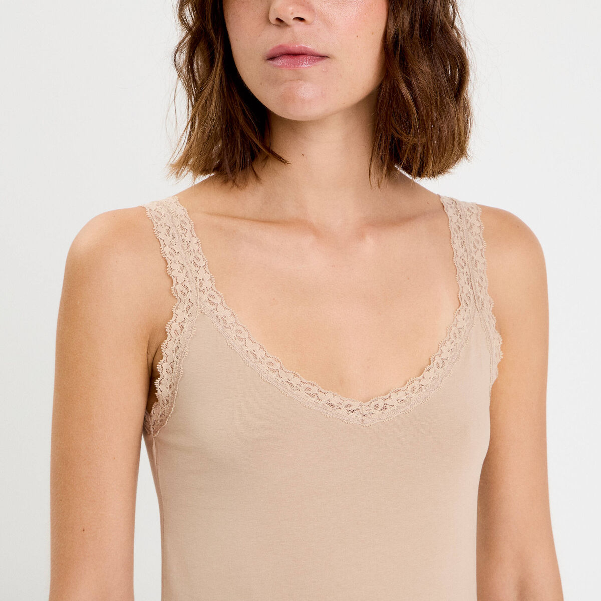 D&eacute;bardeur d&eacute;tails dentelle sable femme