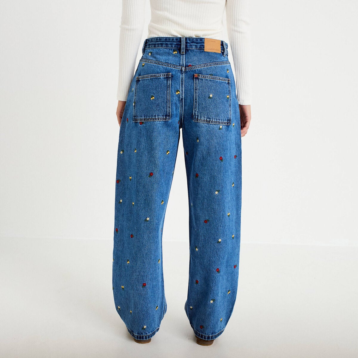 Jean avec broderie bleu femme