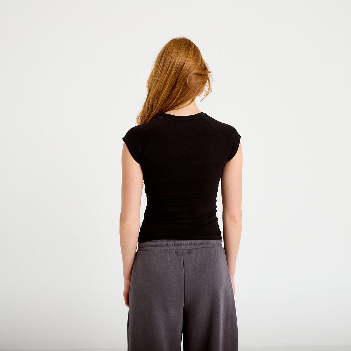 T-shirt ajust&eacute; court col rond noir femme