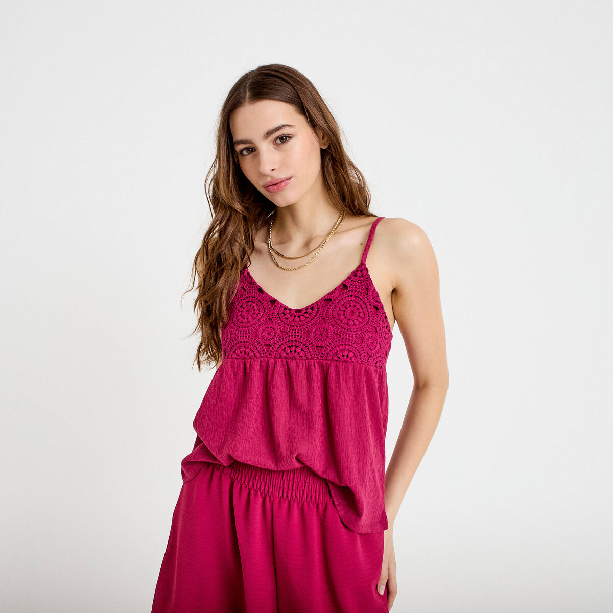 D&eacute;bardeur bi-mati&egrave;re macram&eacute; rouge femme