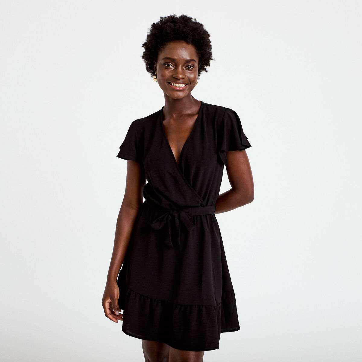 Robe courte &eacute;vas&eacute;e col v manches courtes noir femme