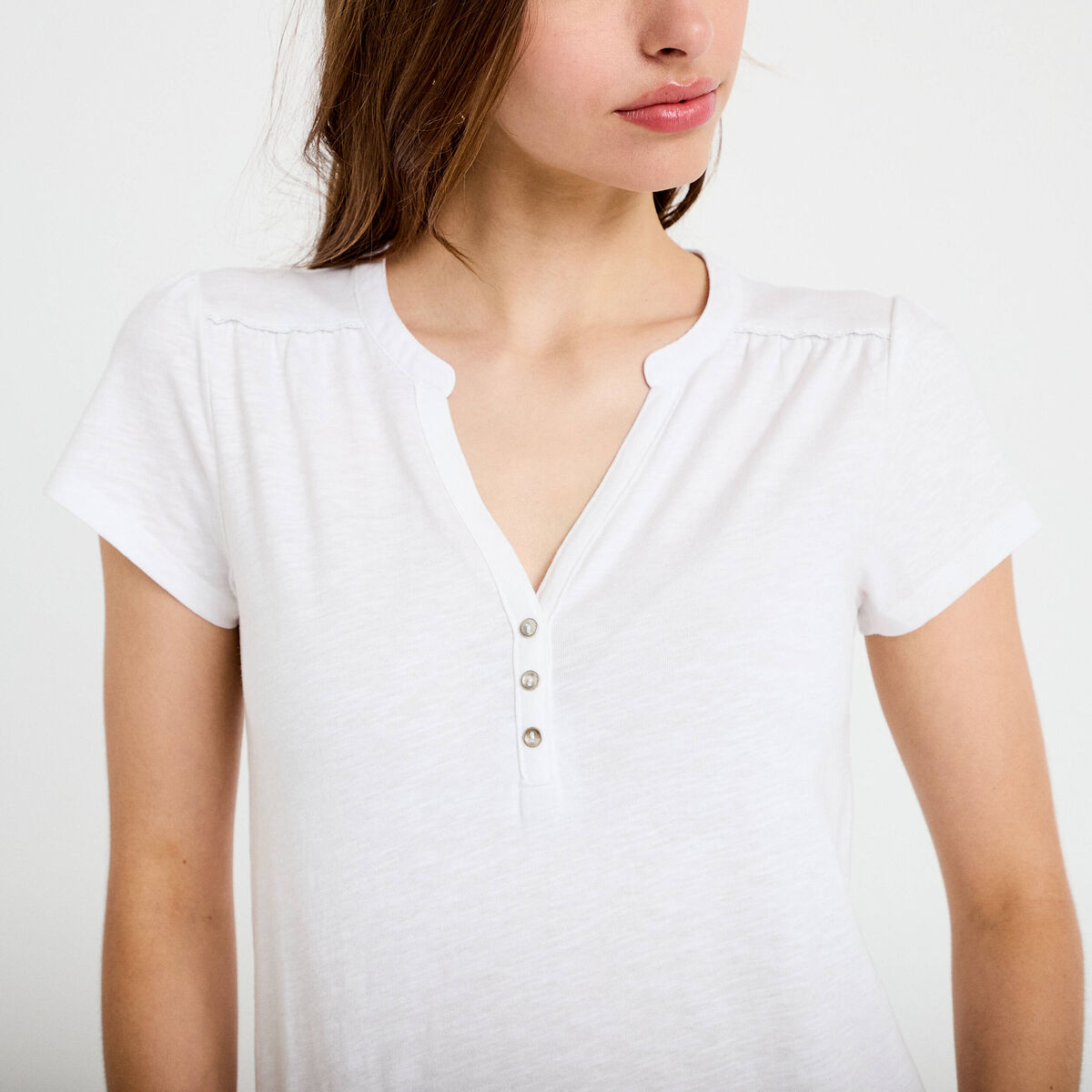 T-shirt boutonn&eacute; sur le devant blanc femme