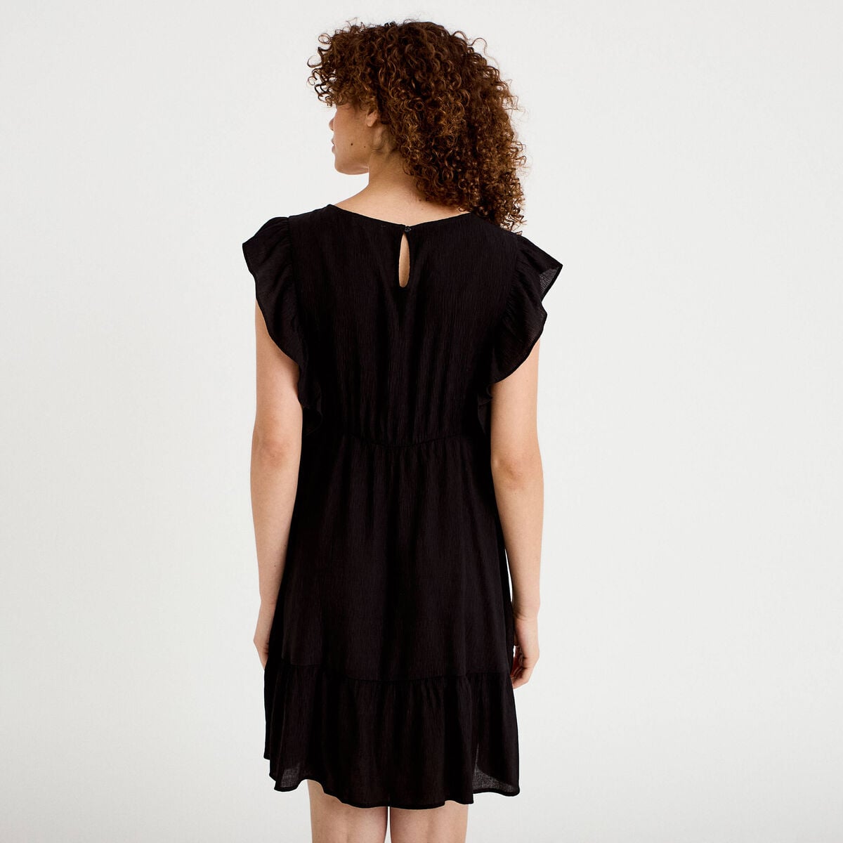 Robe &eacute;vas&eacute;e cr&ecirc;pe col v manches courtes noir femme