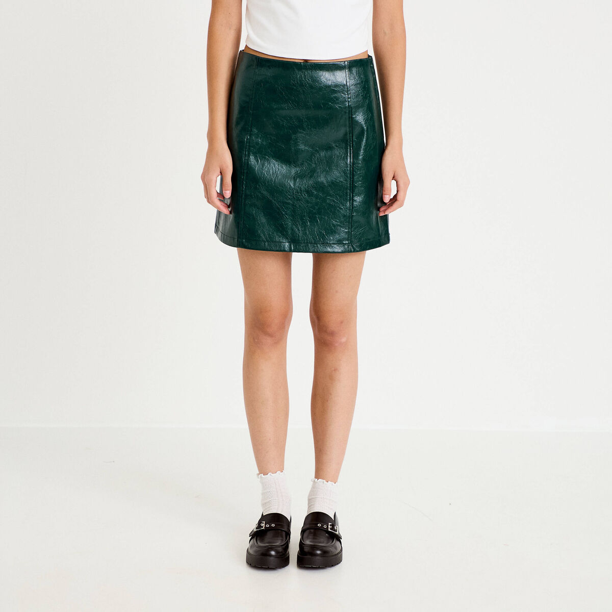 Jupe droite courte en similicuir vert fonc&eacute; femme