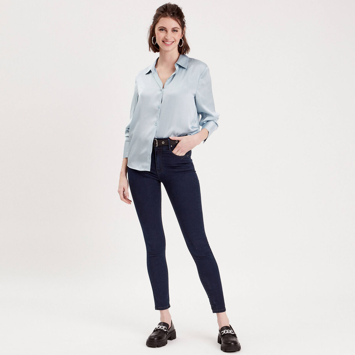 Chemise satin&eacute;e bleu clair femme