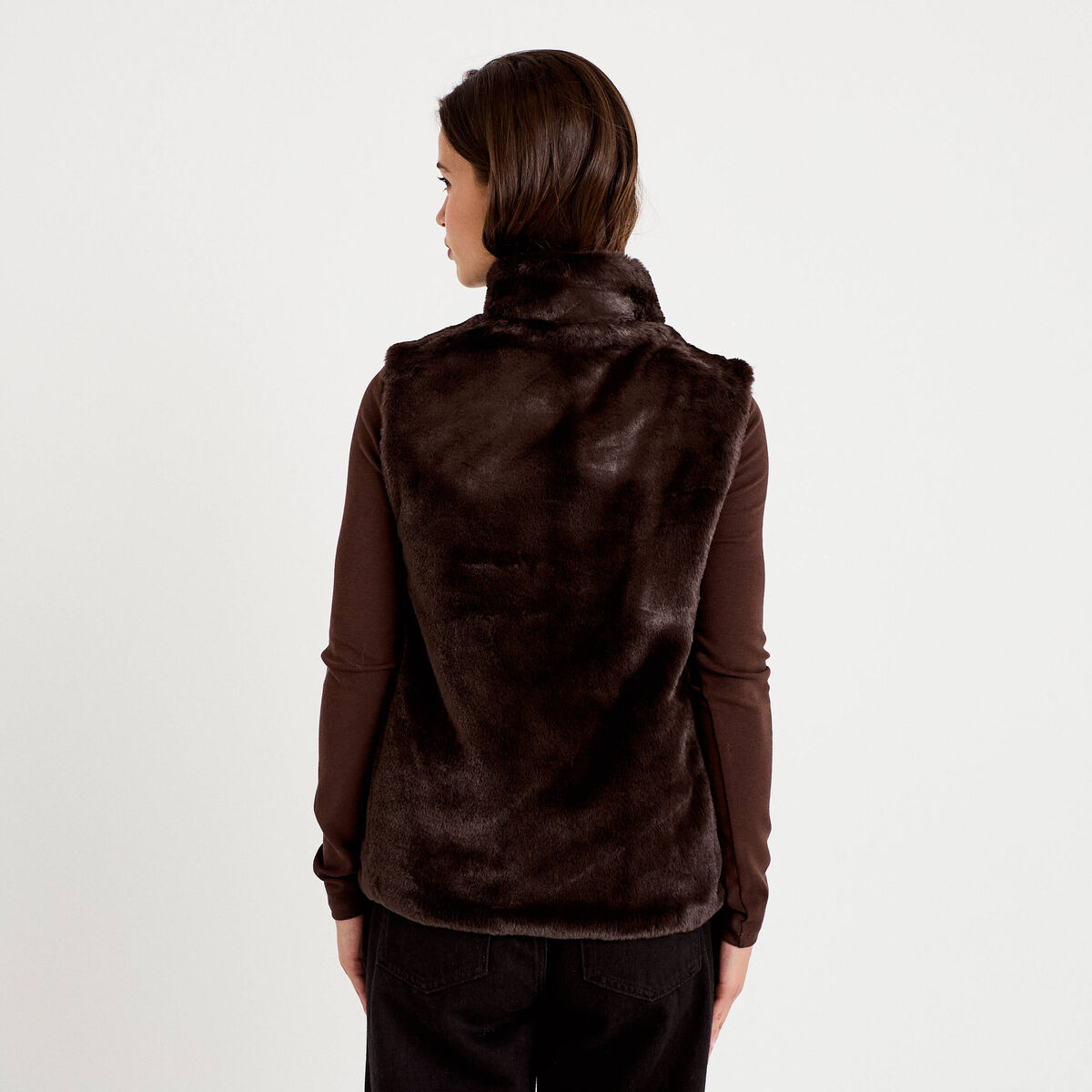 Veste courte ajust&eacute;e sans manches marron fonc&eacute; femme