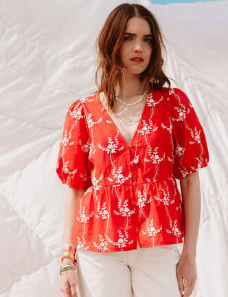 Blouse col v manches courtes brod&eacute;e rouge femme
