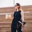 Gilet cintr&eacute; sans manches en jean denim brut femme