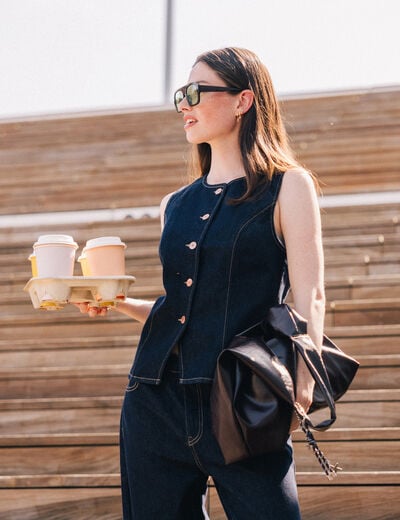 Gilet cintr&eacute; sans manches en jean denim brut femme
