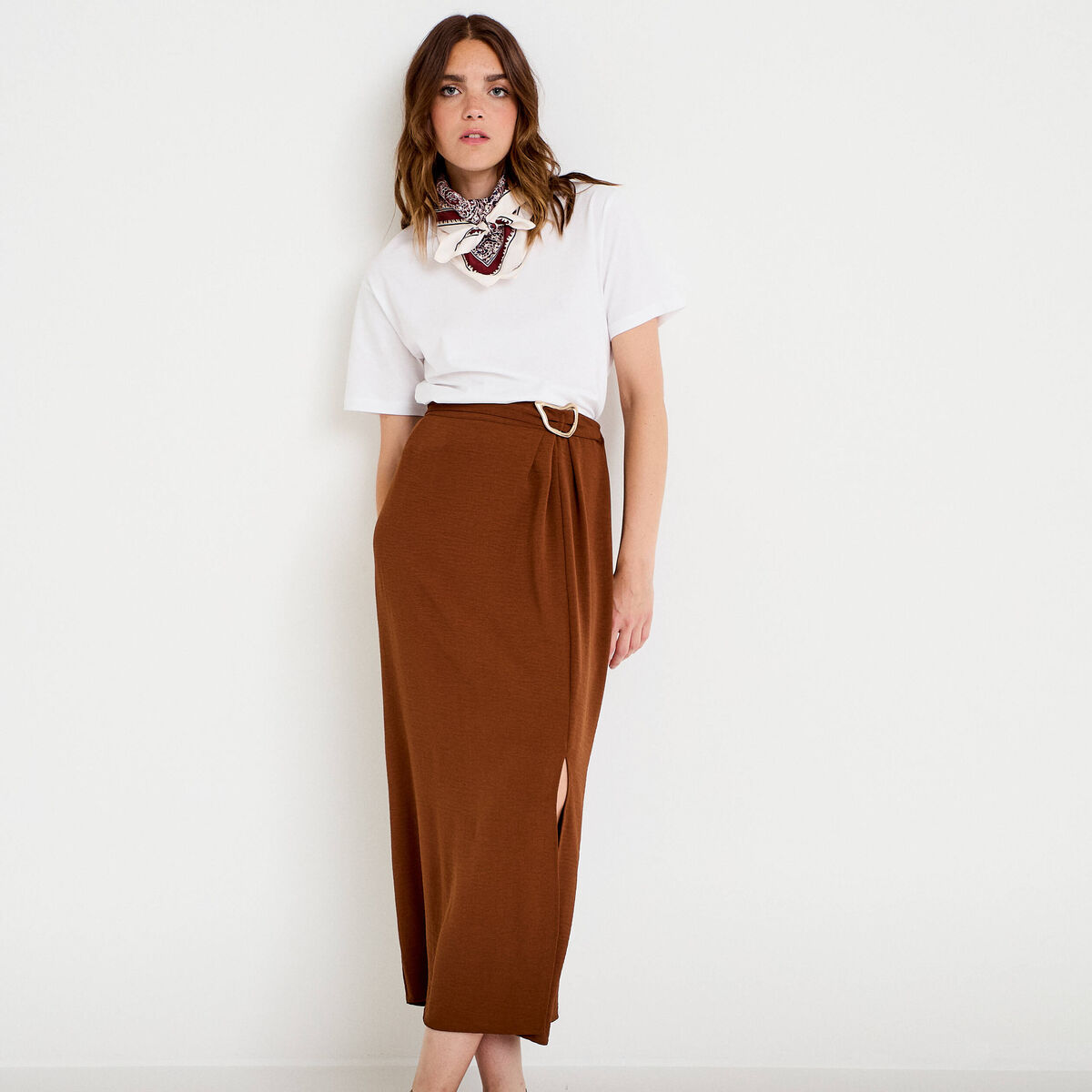 Jupe longue pliss&eacute;e avec bijou marron femme