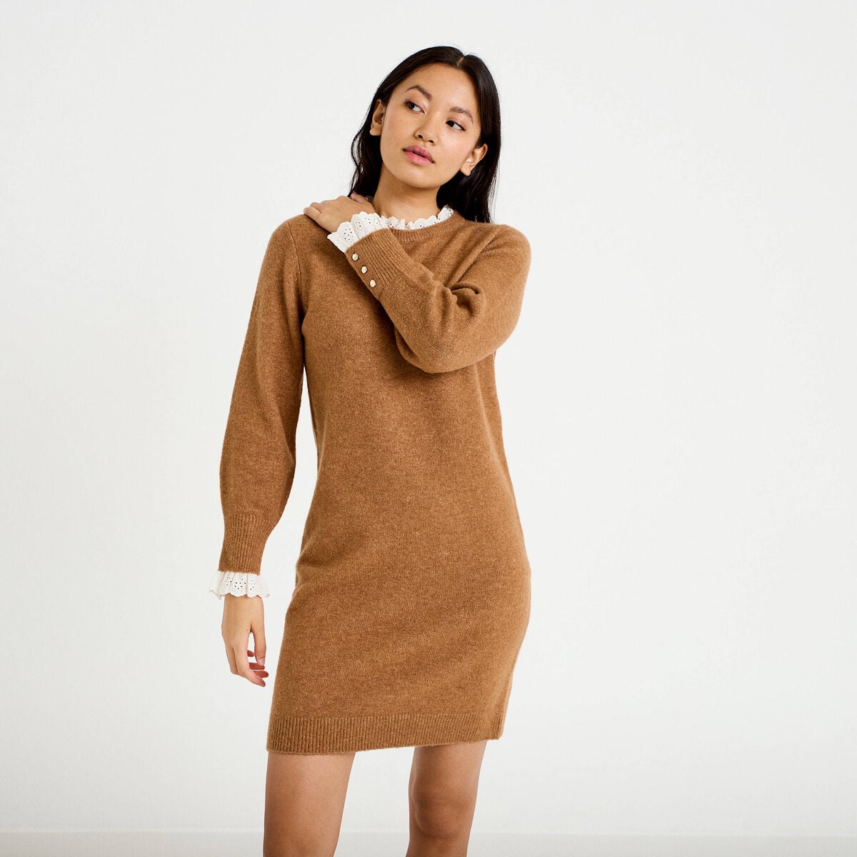 Robe pull ajust&eacute;e col rond dentelle camel femme