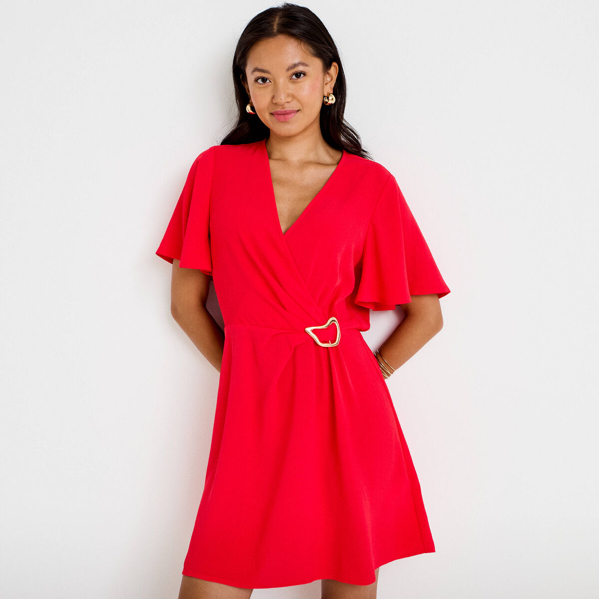 Robe courte &eacute;vas&eacute;e col v manches courtes rouge femme