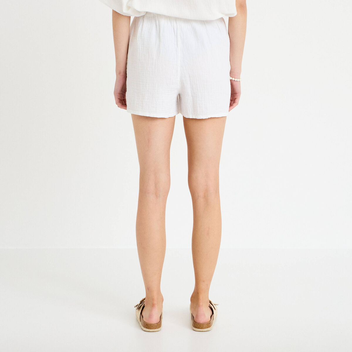 Short pliss&eacute; blanc femme