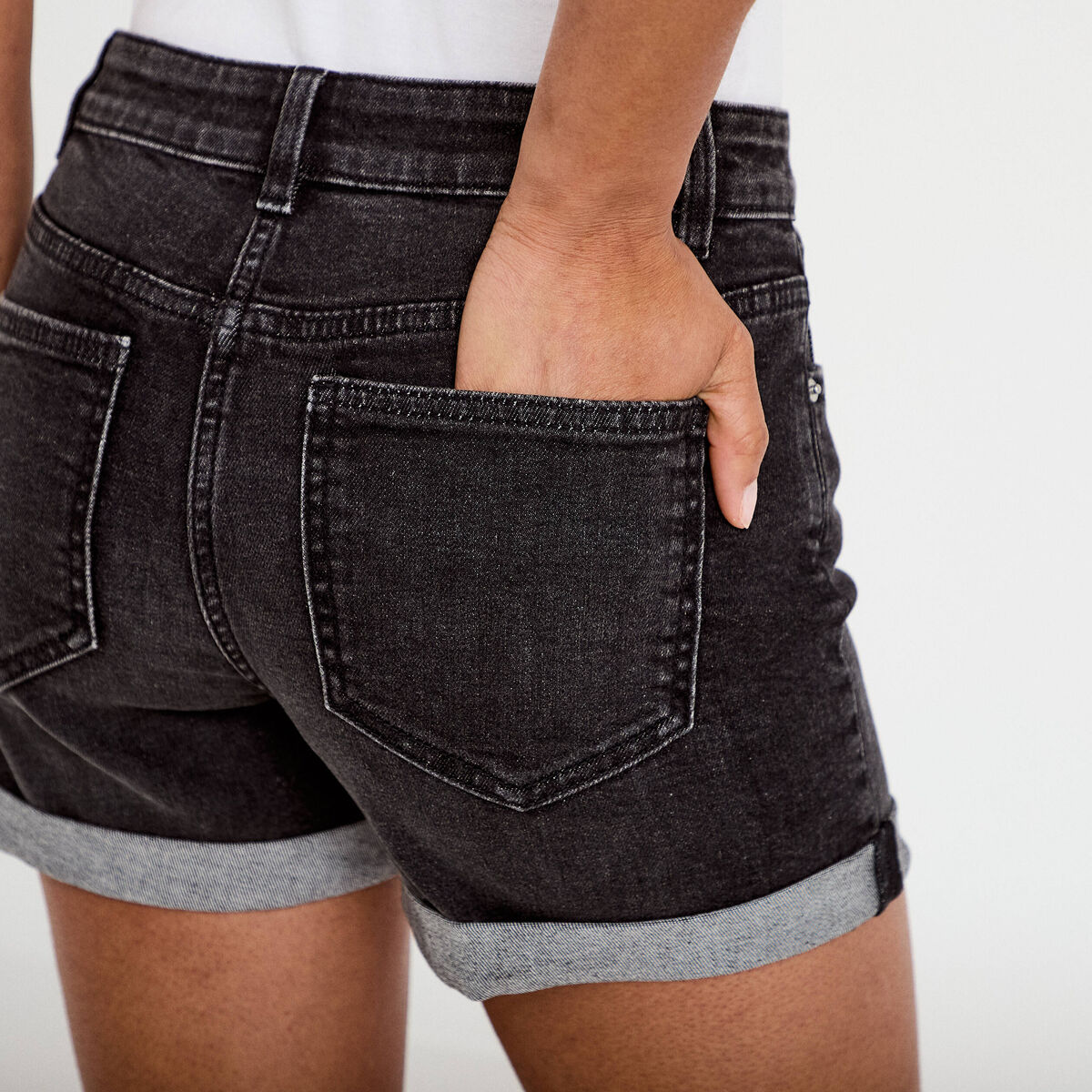 Short slim en jean denim noir femme