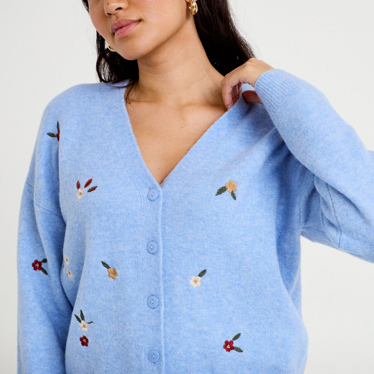 Gilet manches longues fleurs brod&eacute;es bleu ciel femme