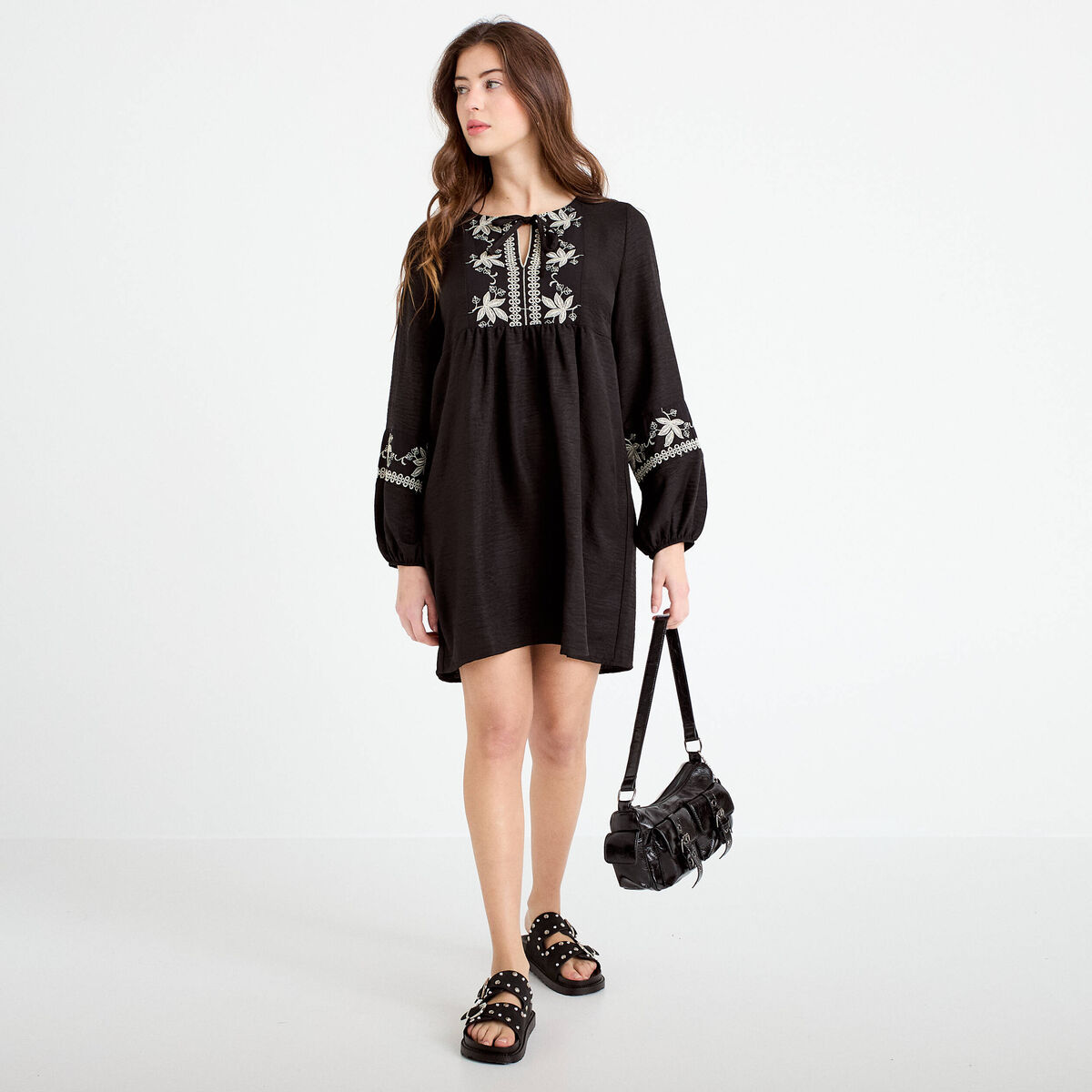 Robe brod&eacute;e en cr&ecirc;pe noir femme