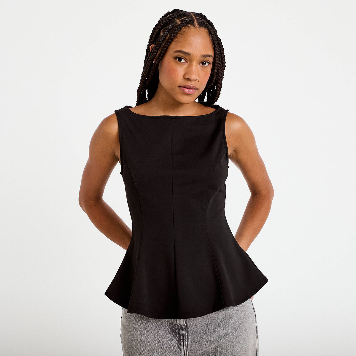 Top p&eacute;plum sans manches col rond noir femme