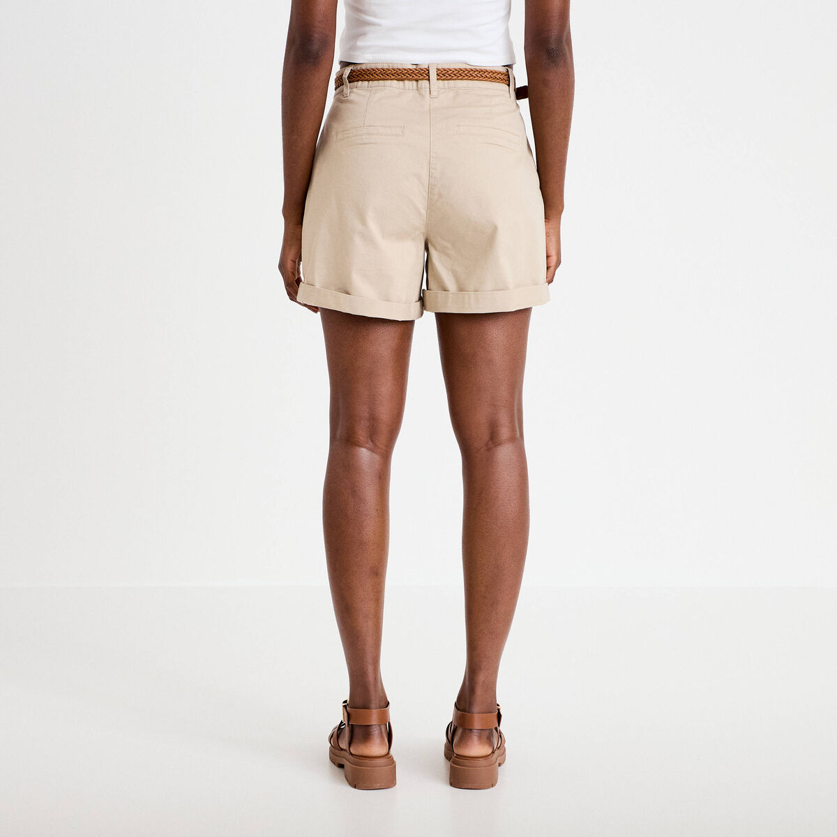 Short chino ceintur&eacute; beige femme