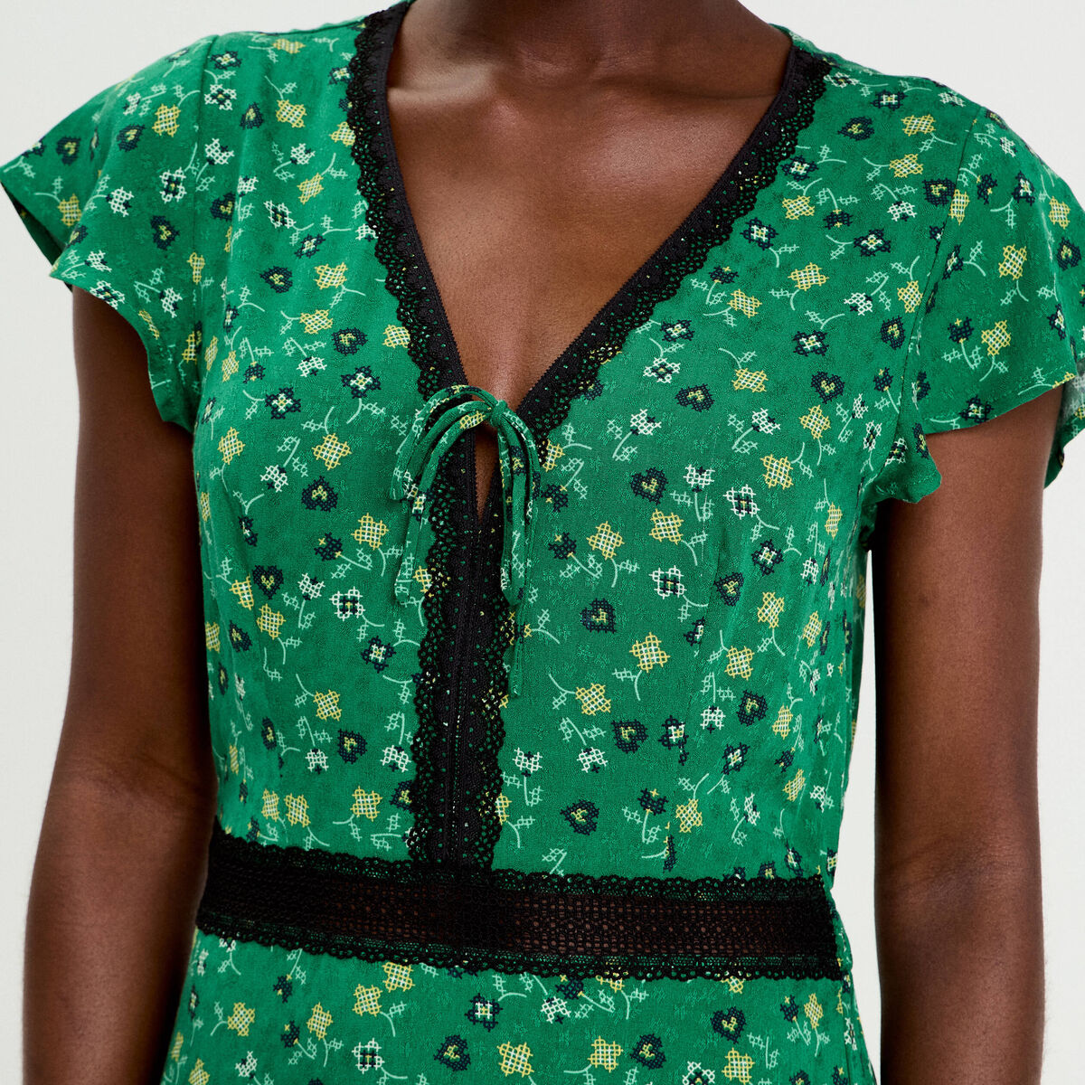 Robe longue &eacute;vas&eacute;e en dentelle col v vert femme