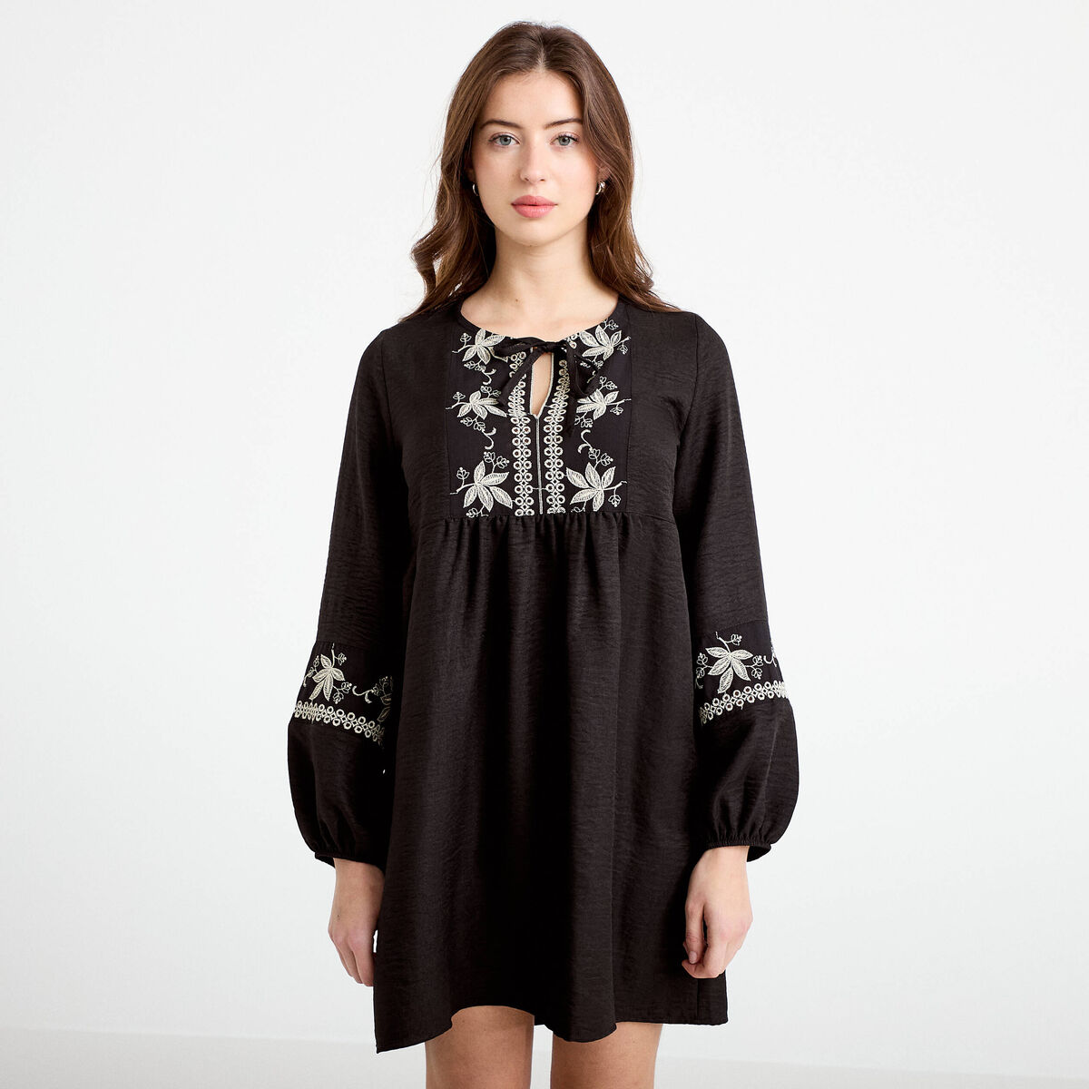 Robe brod&eacute;e en cr&ecirc;pe noir femme