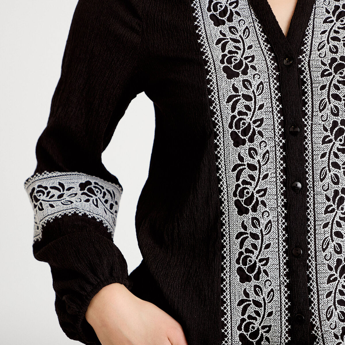 Blouse brod&eacute;e col tunisien noir femme