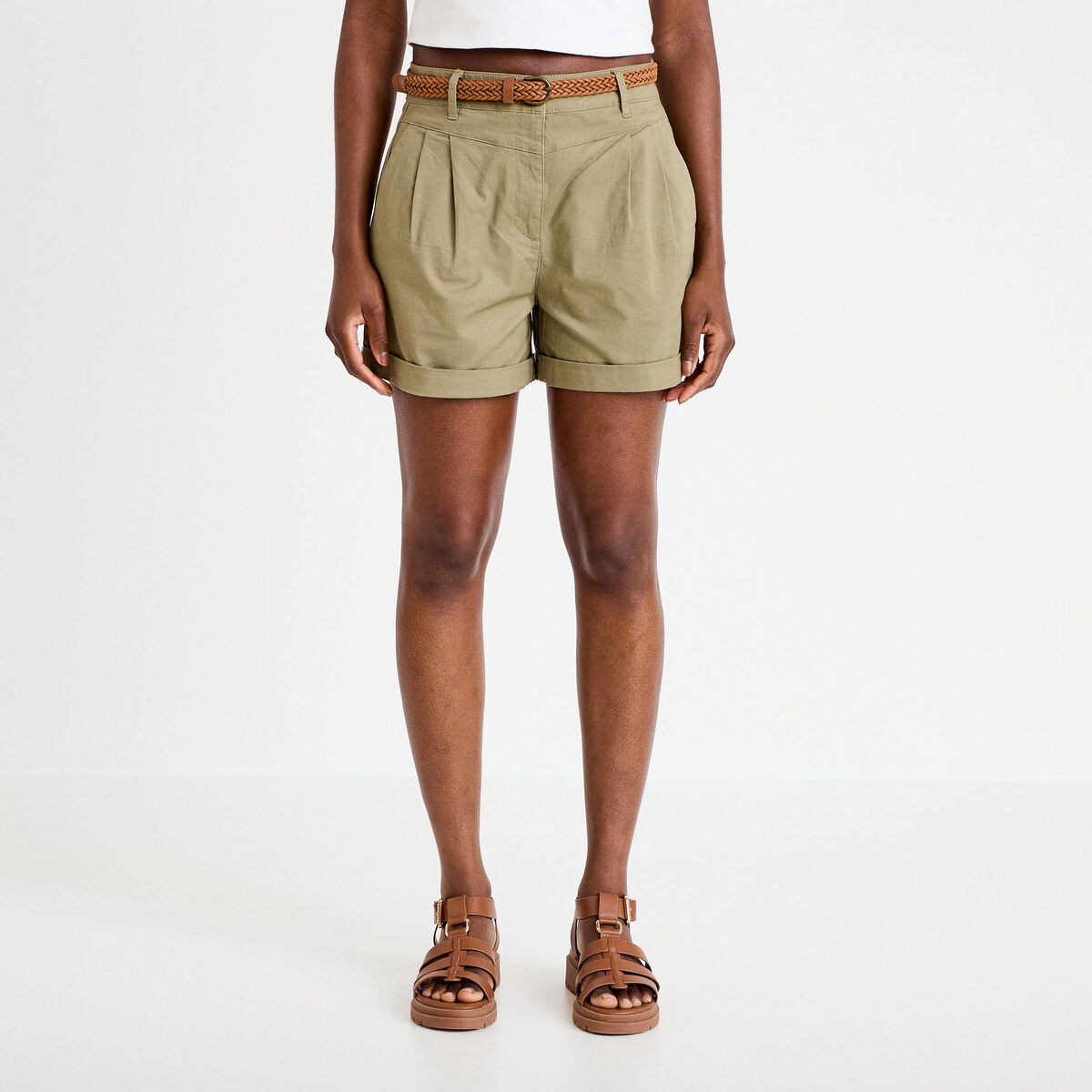 Short chino ceintur&eacute; vert femme