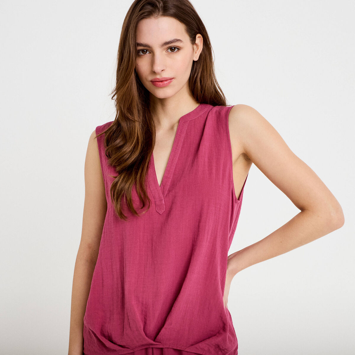 Blouse sans manches col tunisien pliss&eacute; prune femme
