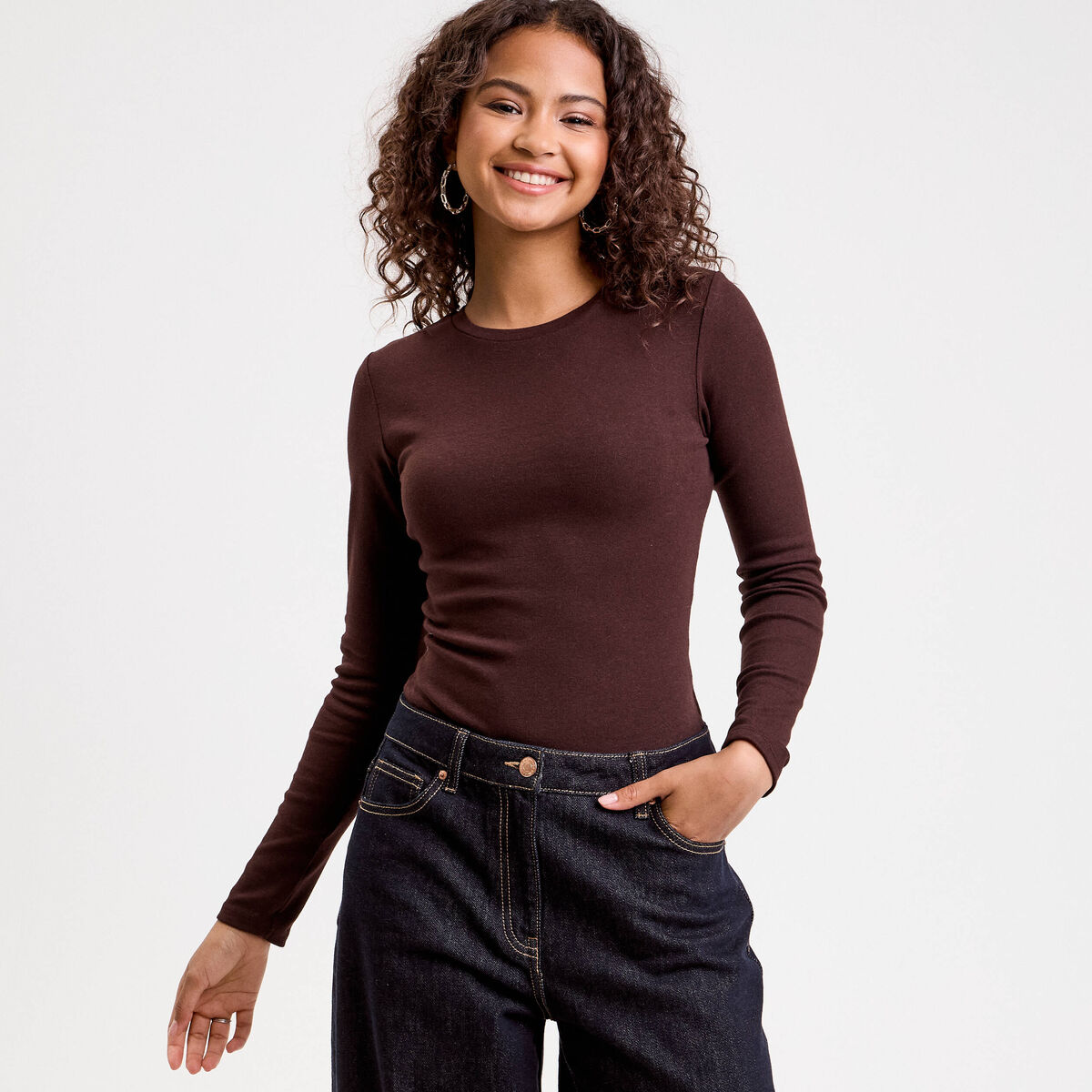 T-shirt cintr&eacute; col rond manches longues marron fonc&eacute; femme