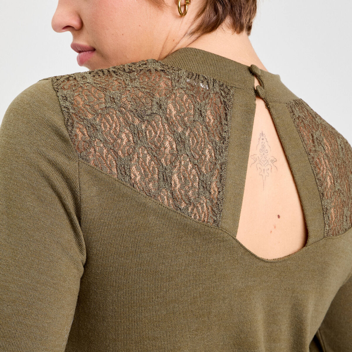 T-shirt manches longues d&eacute;tails ajour&eacute;s vert kaki femme
