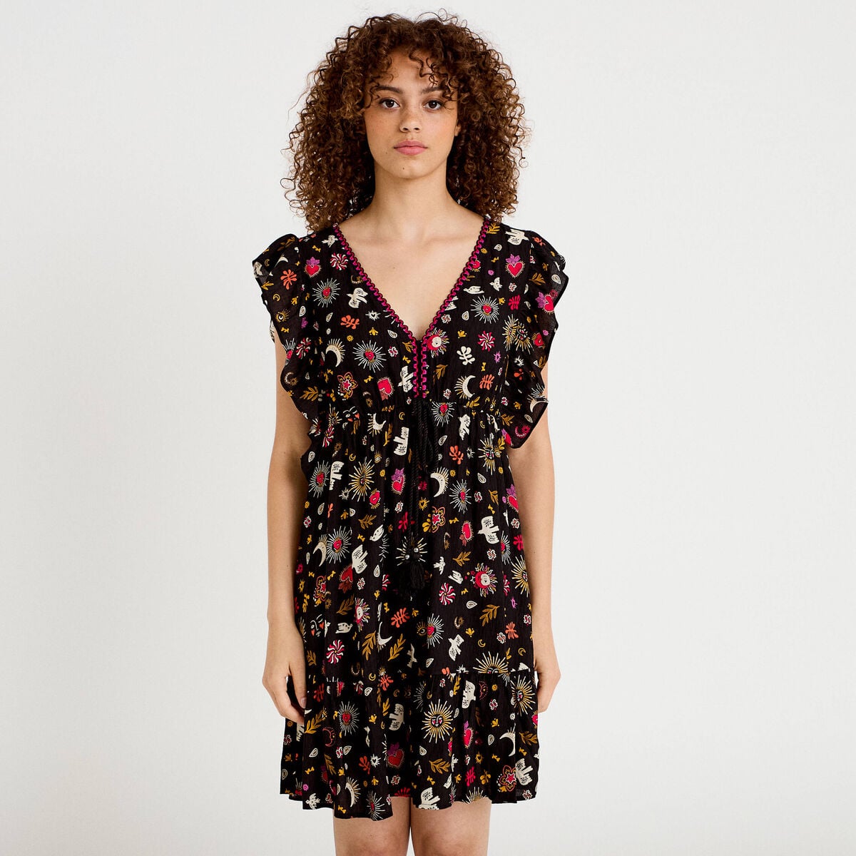 Robe &eacute;vas&eacute;e cr&ecirc;pe col v manches courtes noir femme