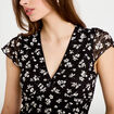 T-shirt ajust&eacute; court d&eacute;collet&eacute; dentelle noir femme