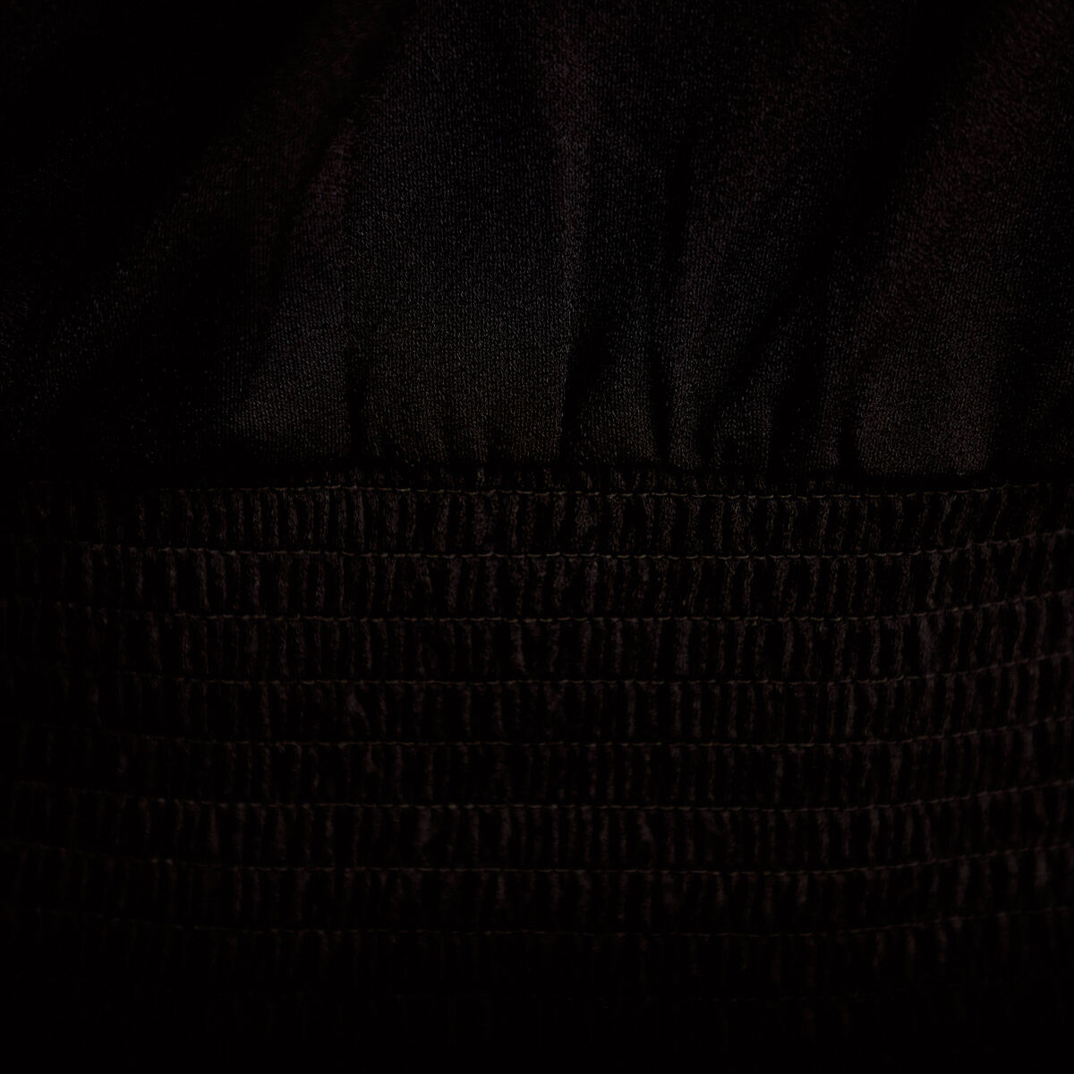 Blouse manches courtes smock&eacute;e noir femme
