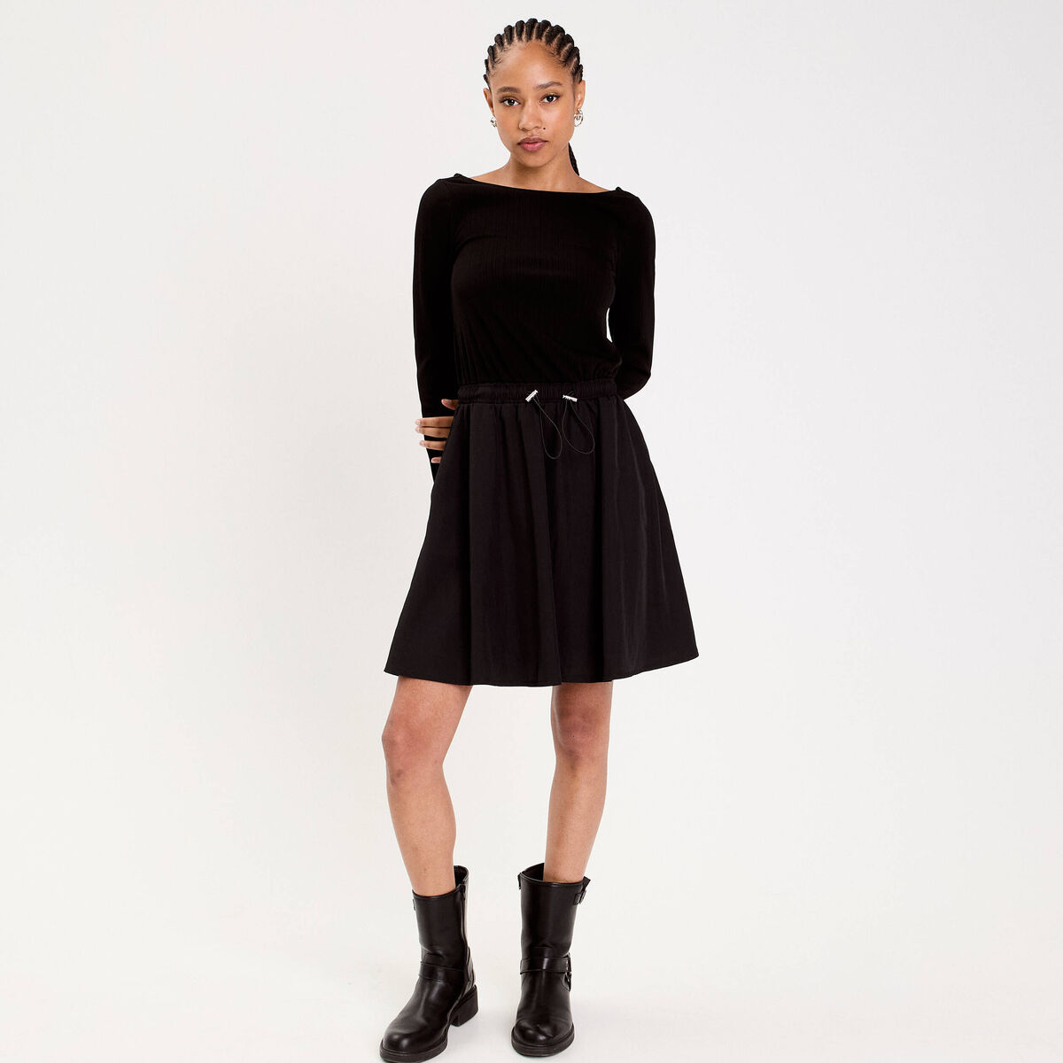 Robe courte droite col bateau noir femme