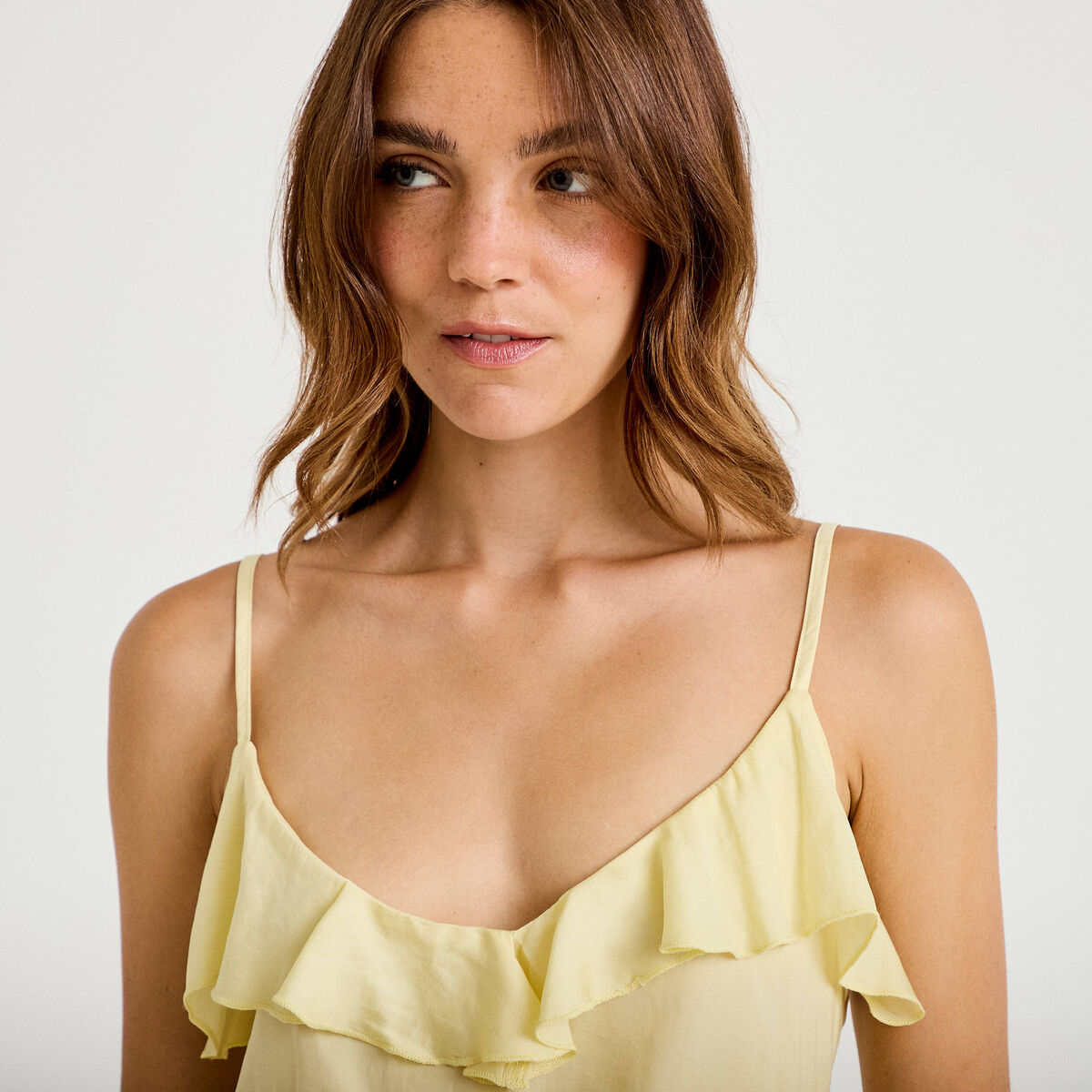 Robe longue &eacute;vas&eacute;e col v bretelles jaune clair femme