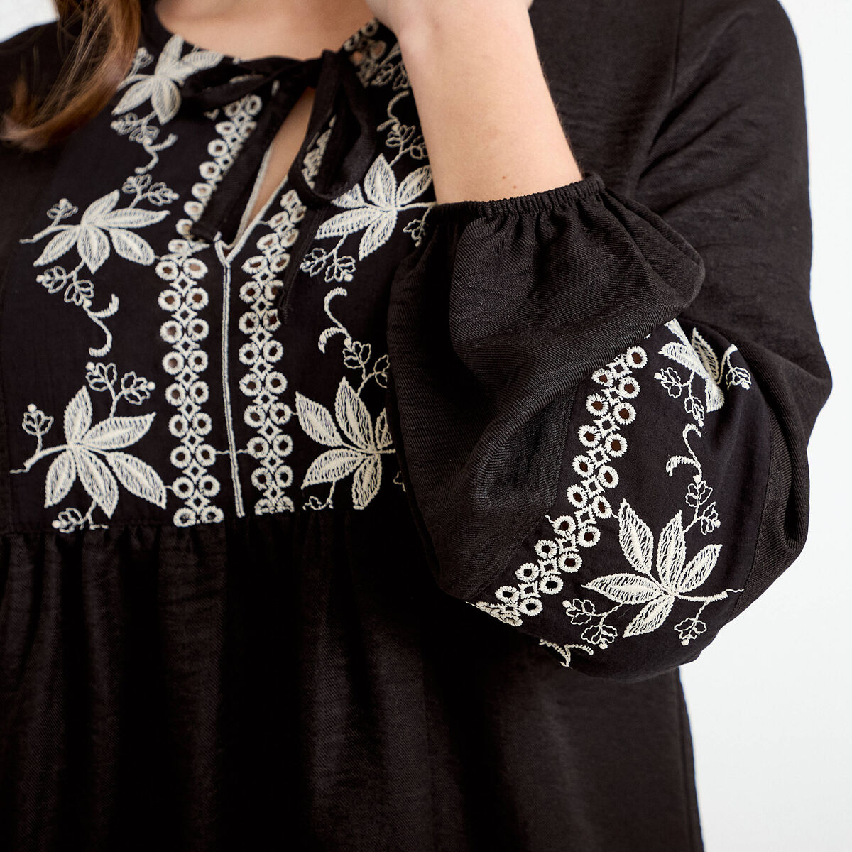 Robe brod&eacute;e en cr&ecirc;pe noir femme