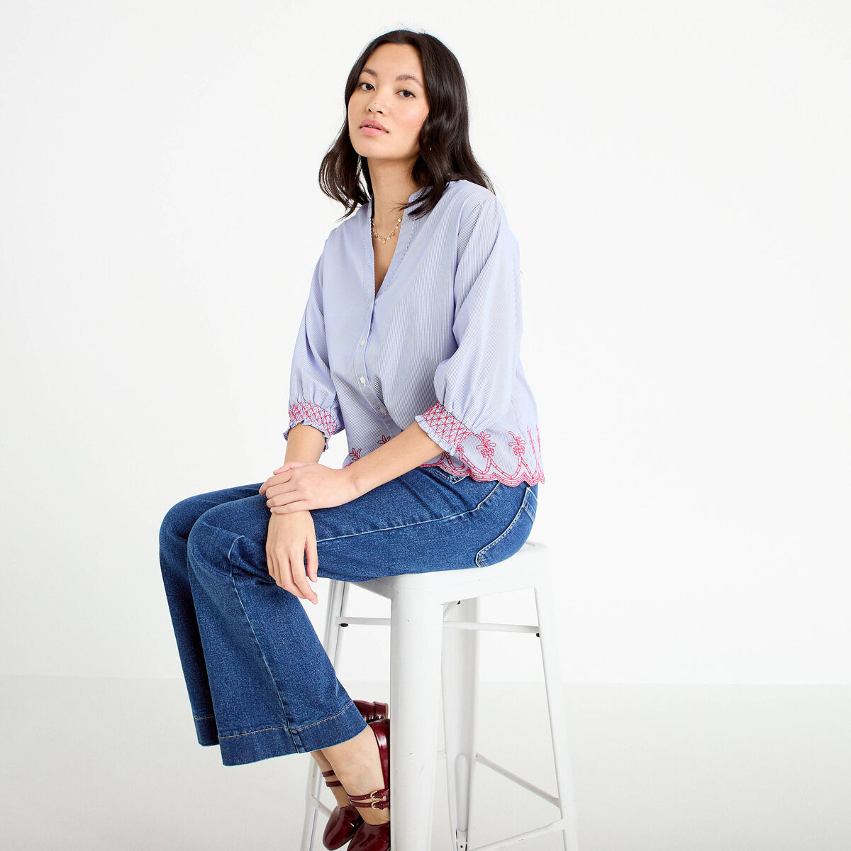 Blouse brod&eacute;e col V manches 3/4 bleu roi femme