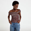 Top pliss&eacute; col bardot sans manches marron femme