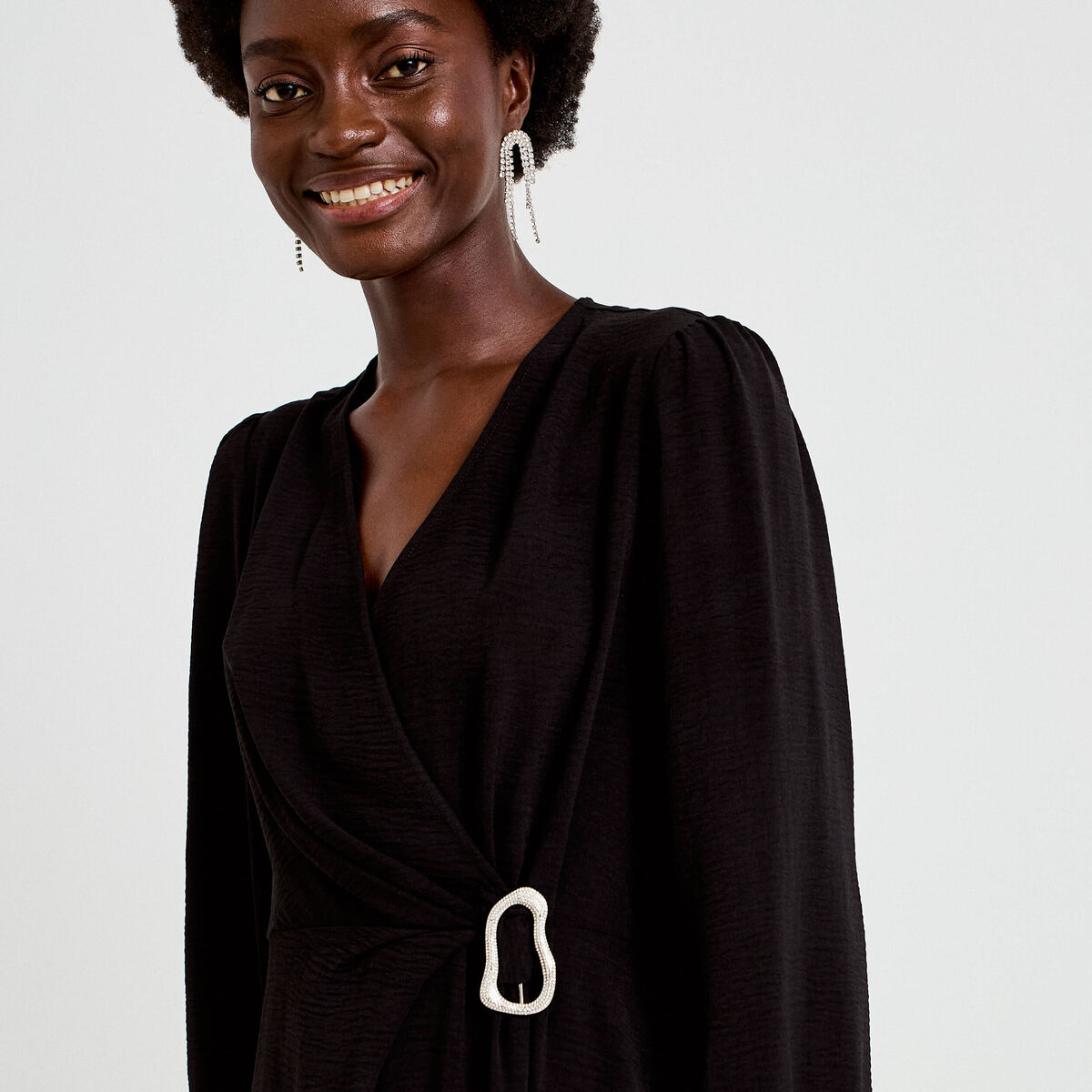 Robe courte &eacute;vas&eacute;e col v manches longues noir femme