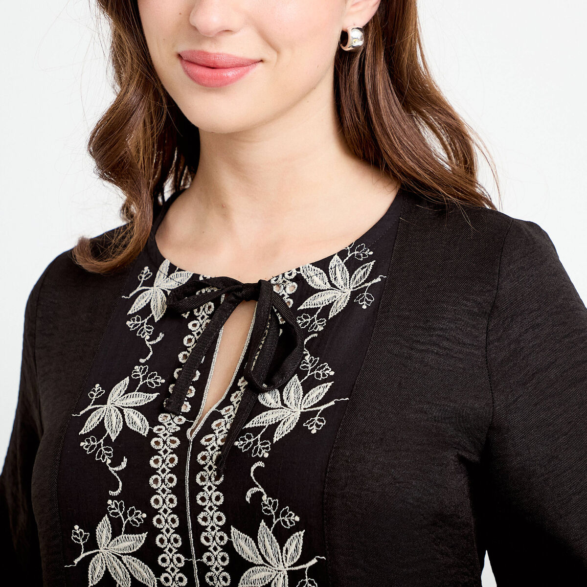 Robe brod&eacute;e en cr&ecirc;pe noir femme