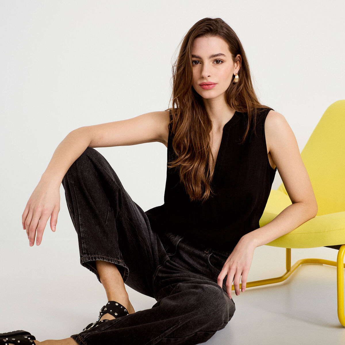 Blouse sans manches col tunisien pliss&eacute; noir femme