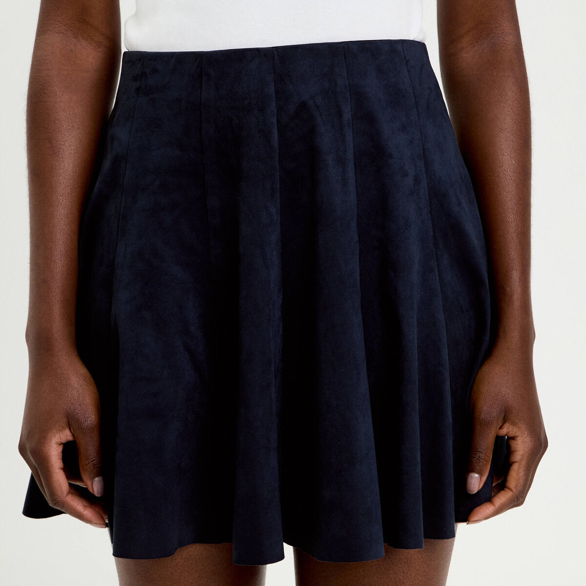 Jupe courte &eacute;vas&eacute;e aspect daim bleu marine femme