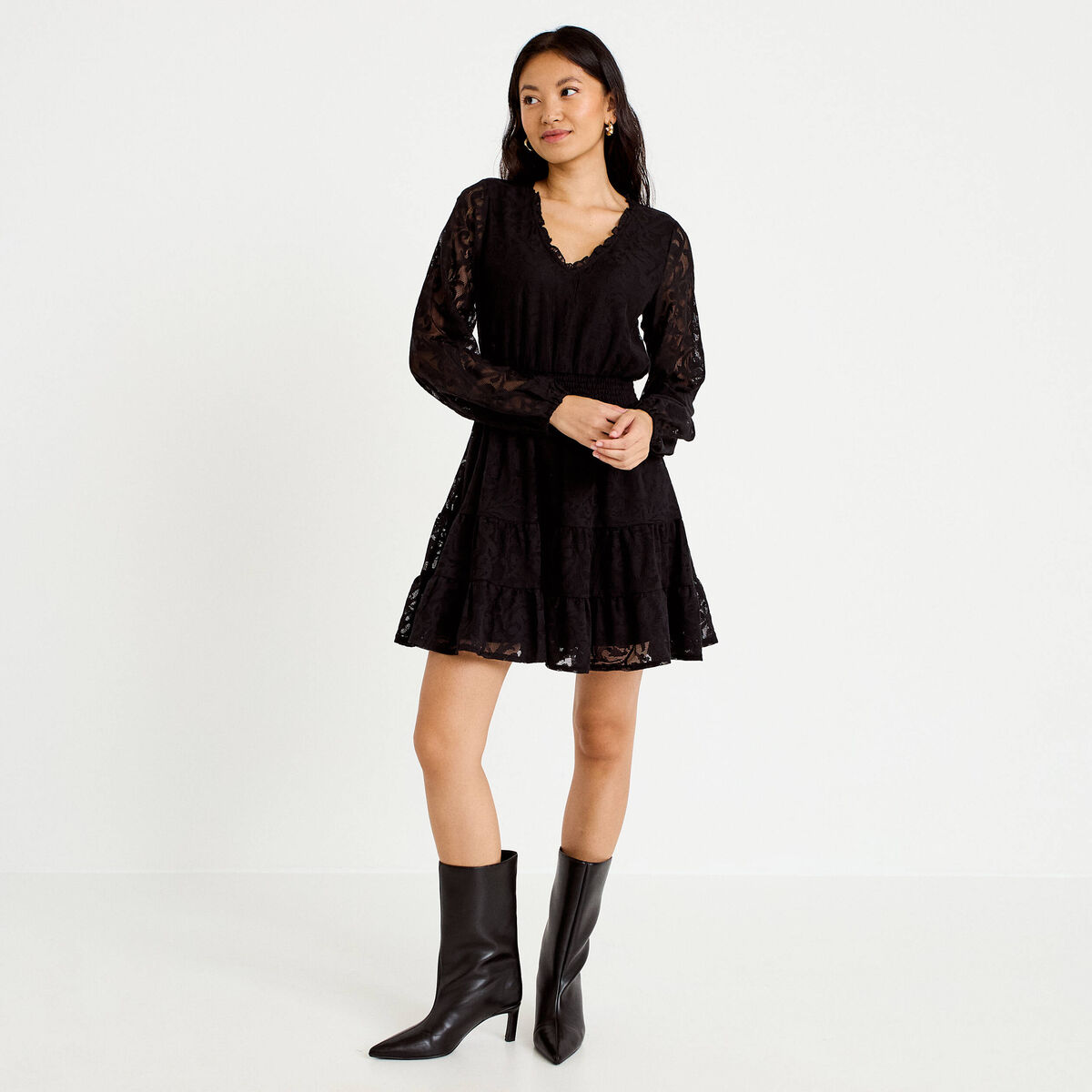 Robe courte &eacute;vas&eacute;e en dentelle col v noir femme