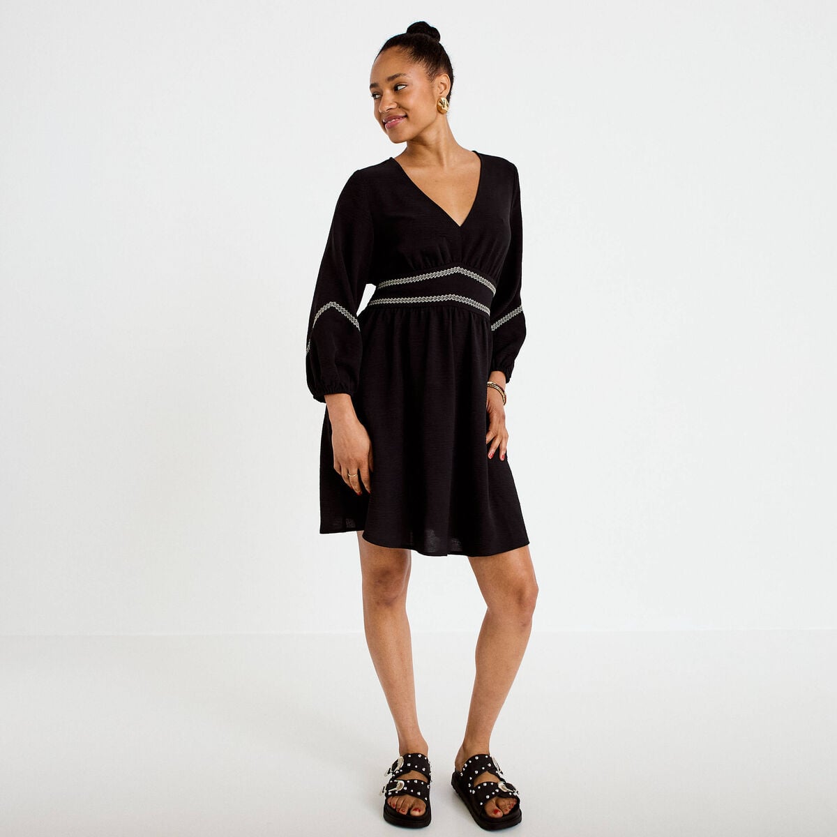 Robe courte &eacute;vas&eacute;e col v manches 3/4 noir femme