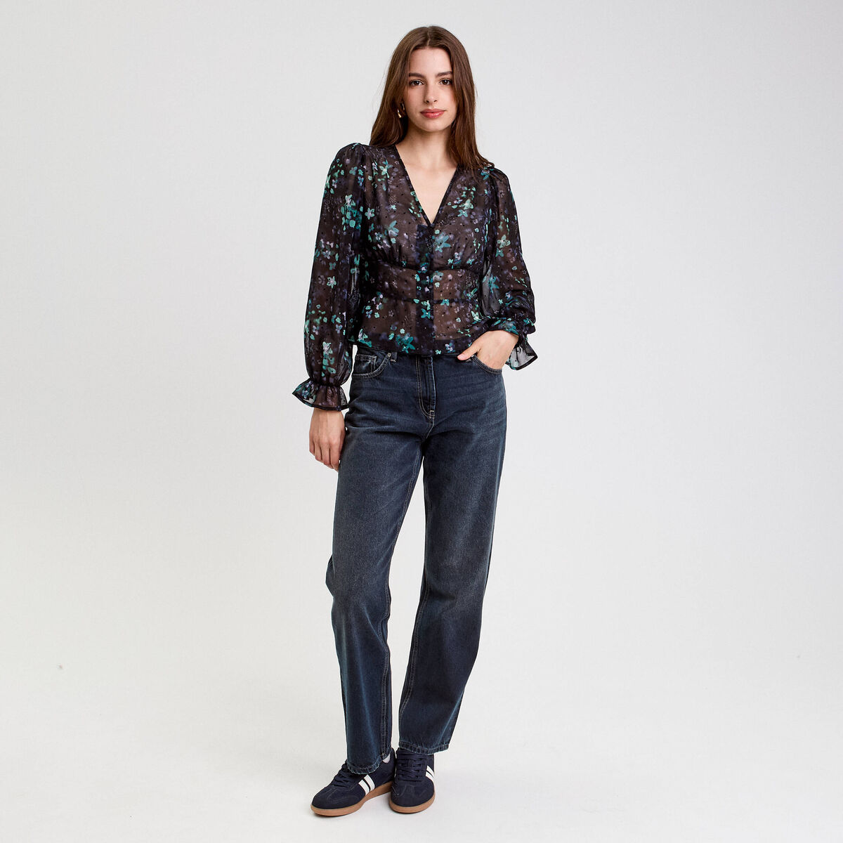 Blouse cintr&eacute;e courte en voile col V noir femme