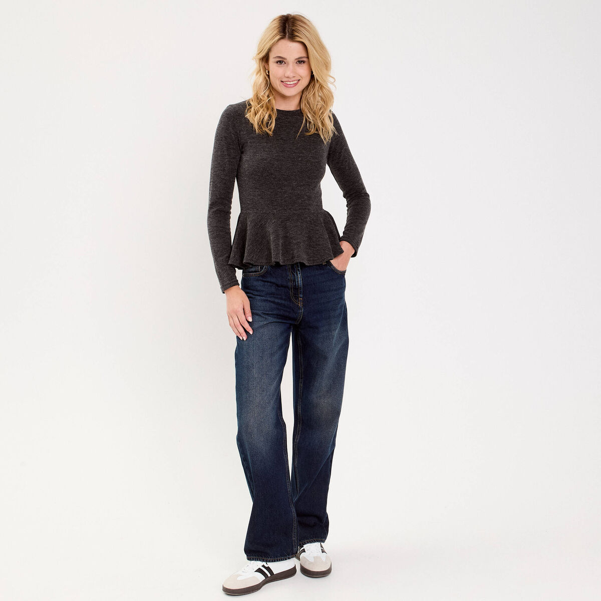 Pull ajust&eacute; court manches longues gris fonc&eacute; femme