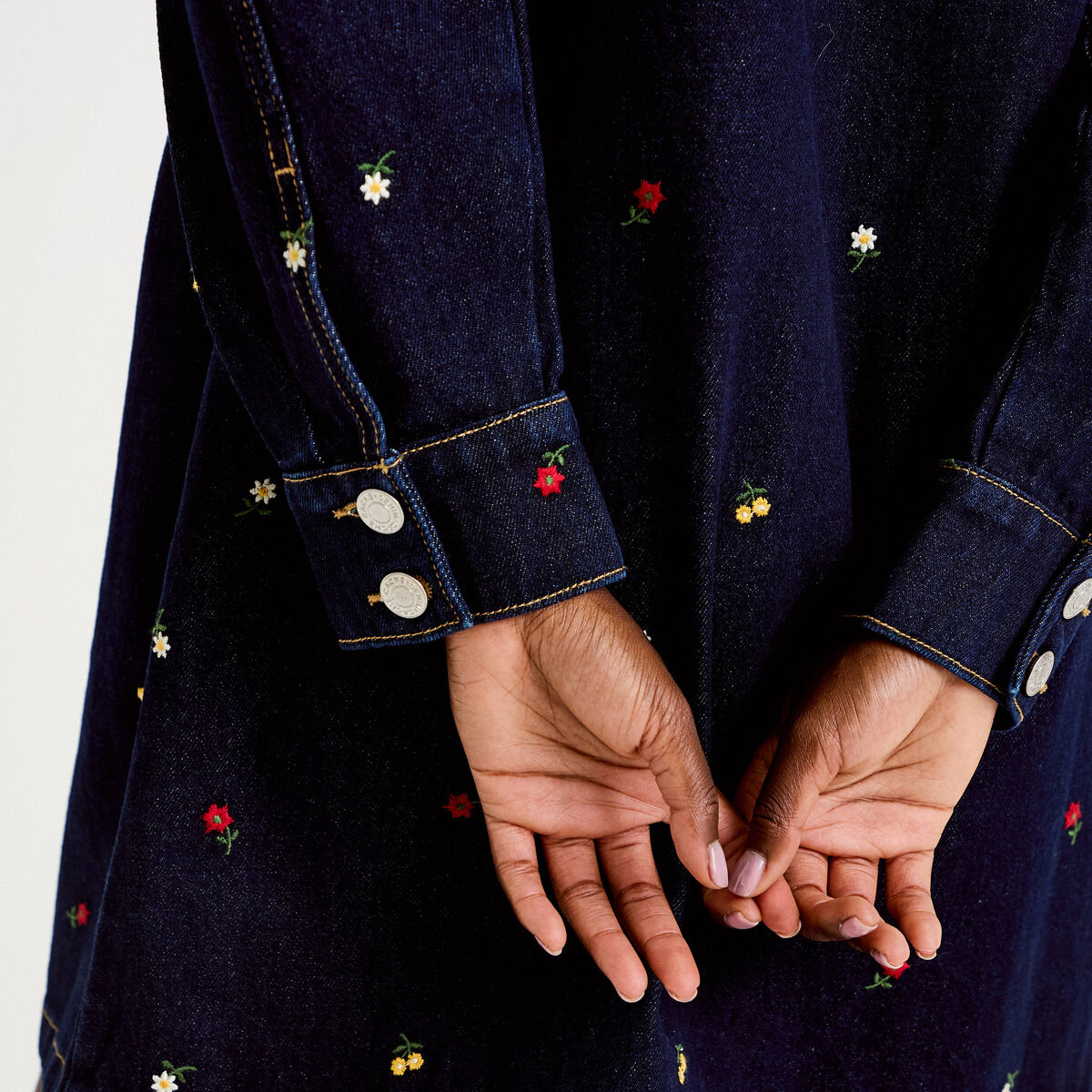Robe courte droite en jean brod&eacute;e bleu marine femme